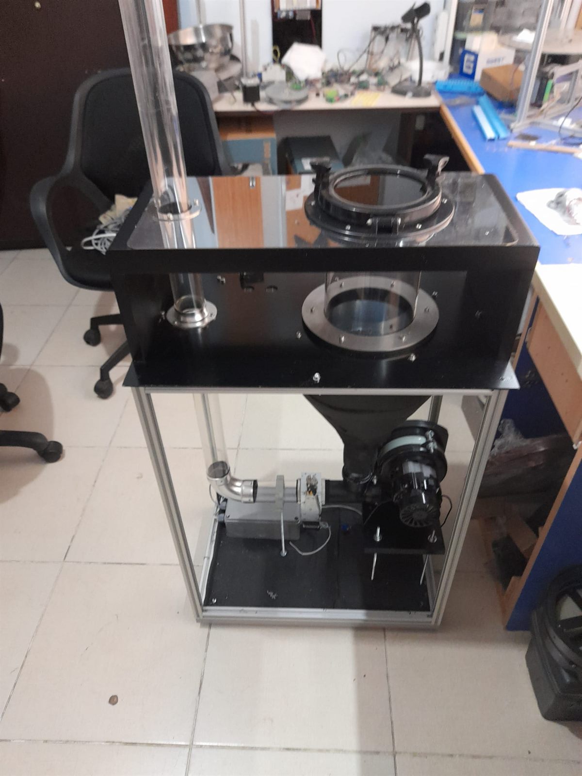 Blower and cyclone separator assembly on an aluminium extrusion frame